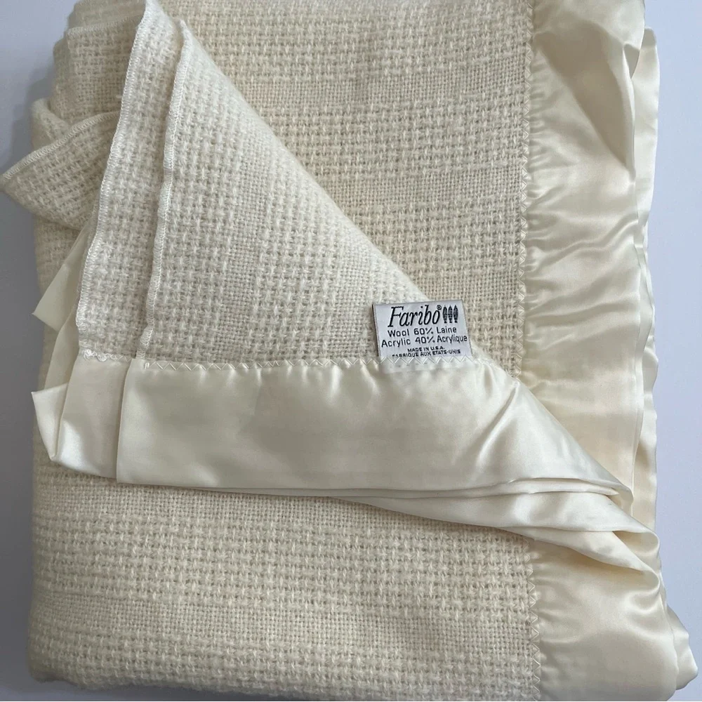 Vintage Faribo Cream Wool Acrylic Blend Satin Trim Blanket